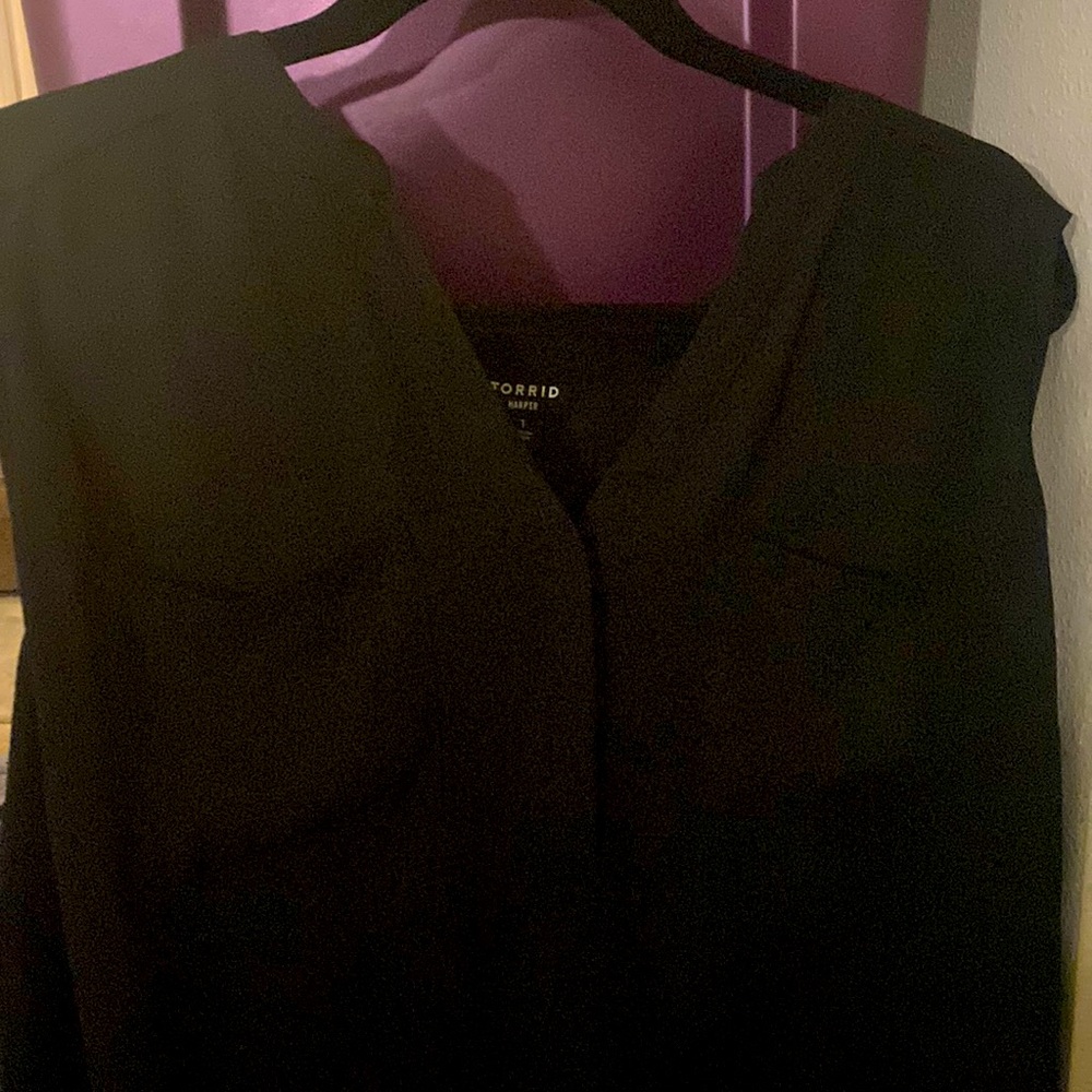 Sleeveless black blouse (plus size-1)